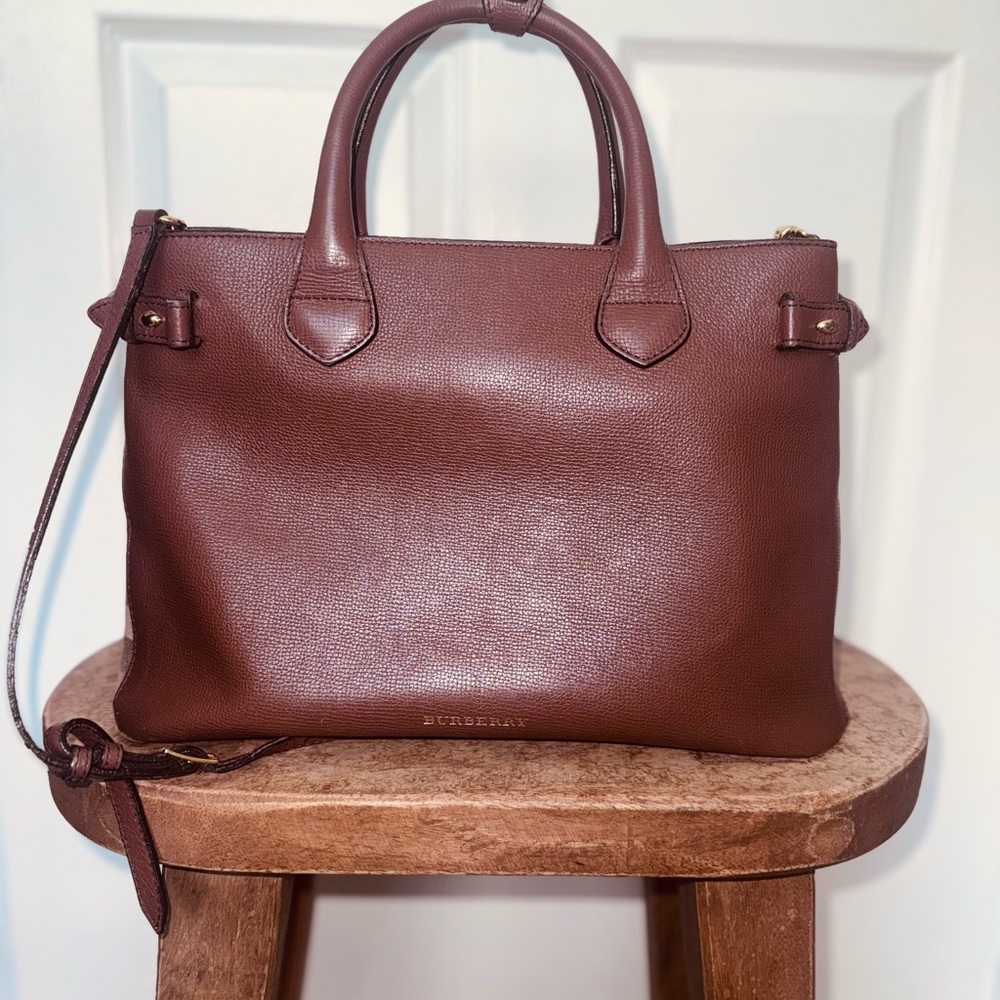 Burberry large Banner Tote in mahogany. Amazing condition ✨ Authentic